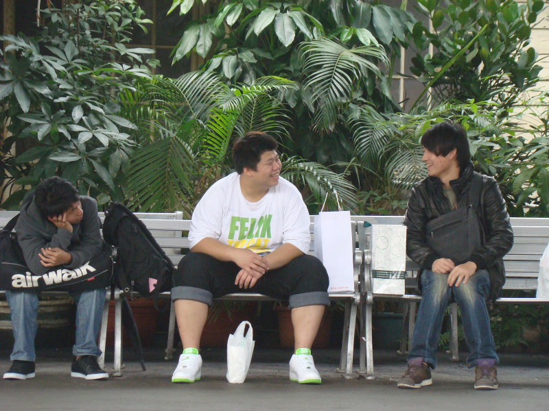 月台交談旅客2010台中火車站台灣鐵路旅遊攝影