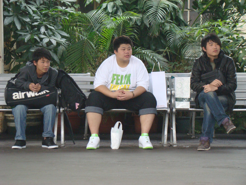 月台交談旅客2010台中火車站台灣鐵路旅遊攝影