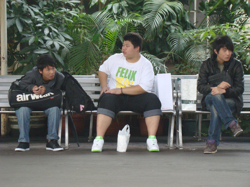 月台交談旅客2010台中火車站台灣鐵路旅遊攝影