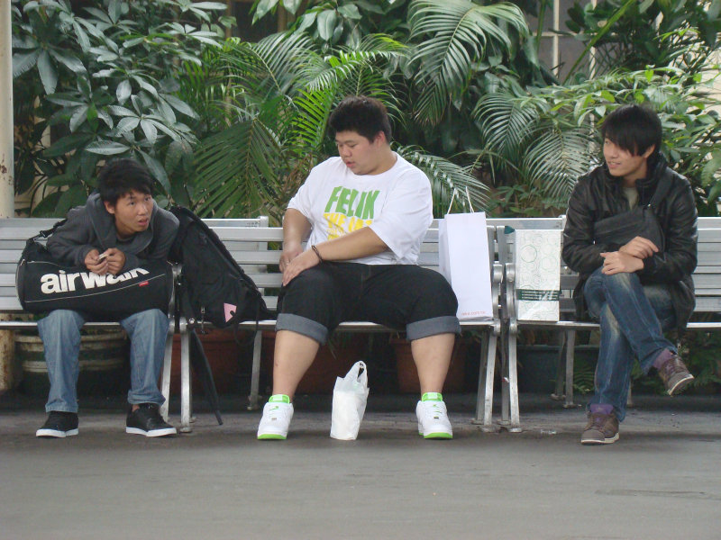 月台交談旅客2010台中火車站台灣鐵路旅遊攝影