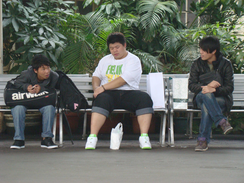 月台交談旅客2010台中火車站台灣鐵路旅遊攝影