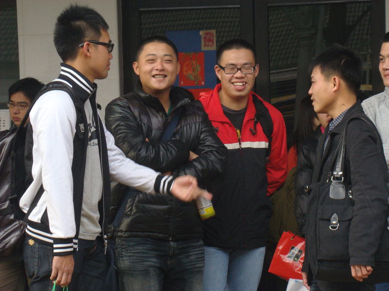 月台交談旅客2010台中火車站台灣鐵路旅遊攝影