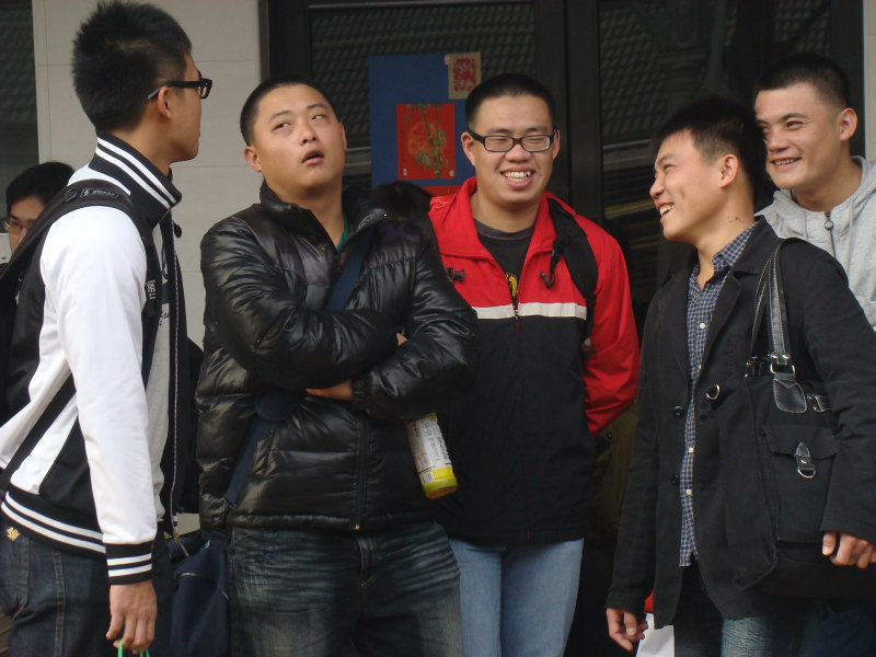 月台交談旅客2010台中火車站台灣鐵路旅遊攝影