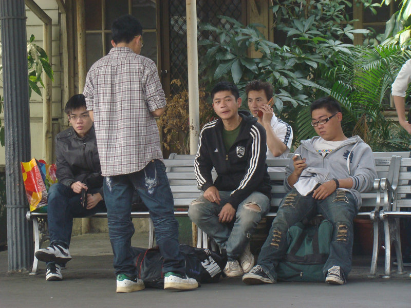 月台交談旅客2010台中火車站台灣鐵路旅遊攝影