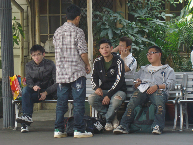 月台交談旅客2010台中火車站台灣鐵路旅遊攝影