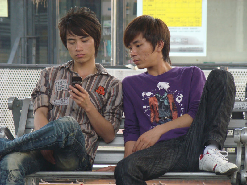 月台交談旅客2010台中火車站台灣鐵路旅遊攝影