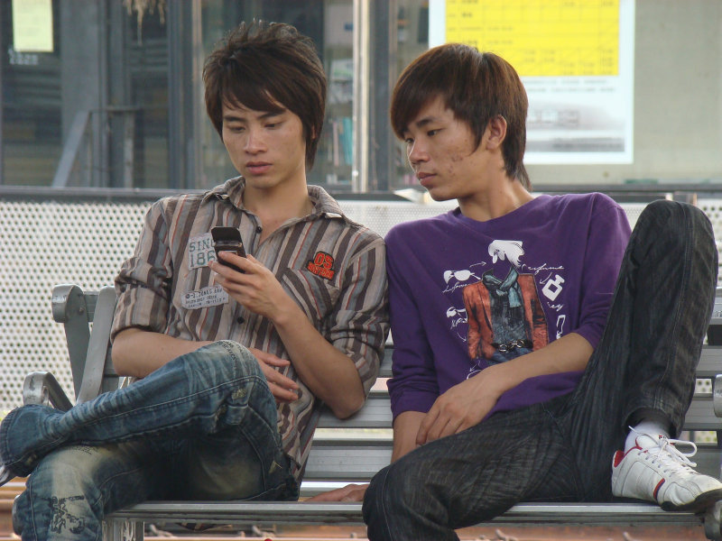 月台交談旅客2010台中火車站台灣鐵路旅遊攝影