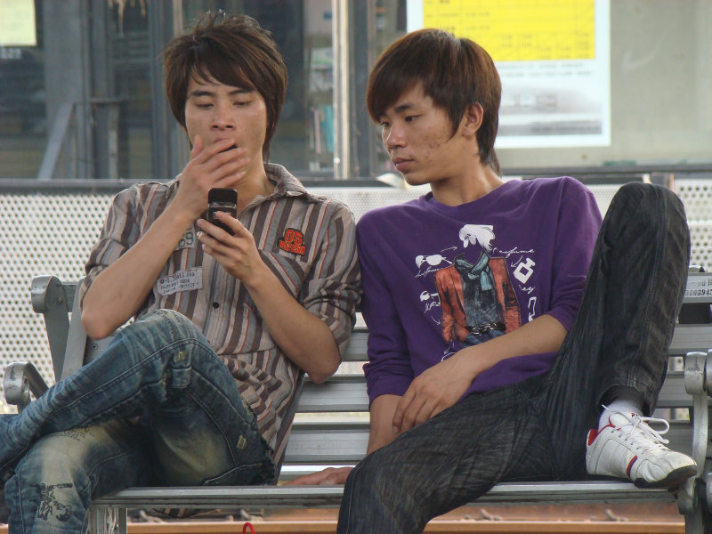 月台交談旅客2010台中火車站台灣鐵路旅遊攝影