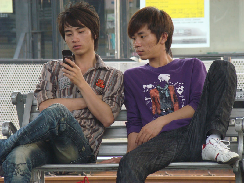 月台交談旅客2010台中火車站台灣鐵路旅遊攝影