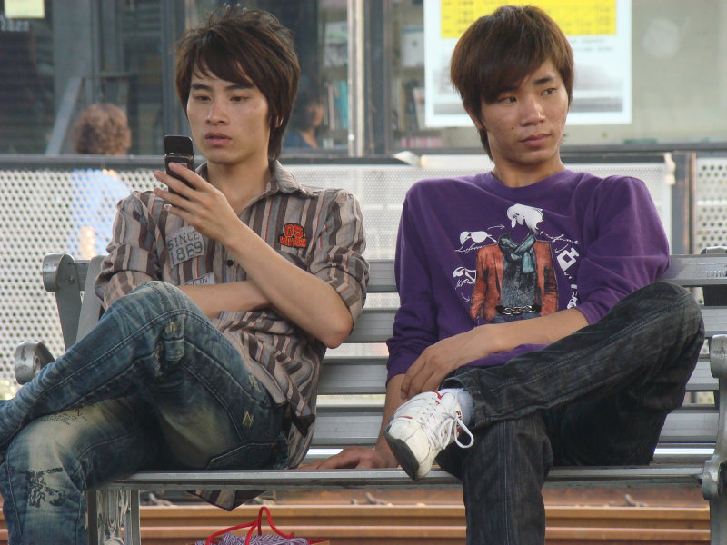 月台交談旅客2010台中火車站台灣鐵路旅遊攝影