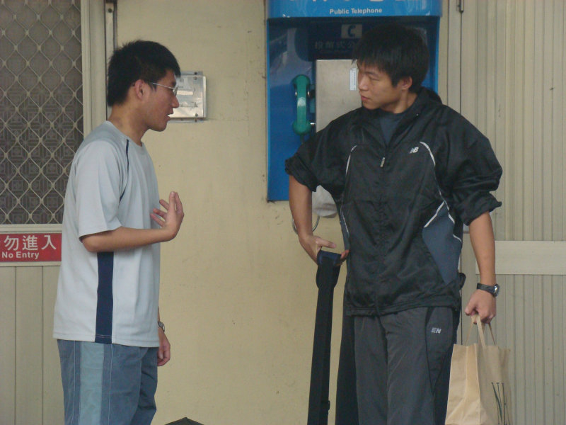 月台交談旅客2010台中火車站台灣鐵路旅遊攝影