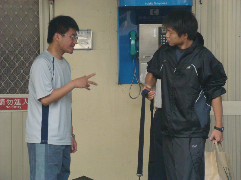 月台交談旅客2010台中火車站台灣鐵路旅遊攝影