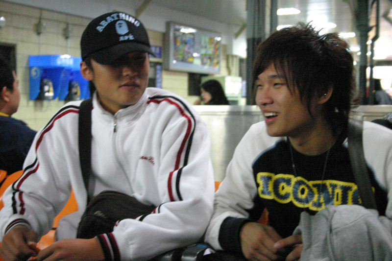 月台交談旅客邀請20061216台中火車站台灣鐵路旅遊攝影