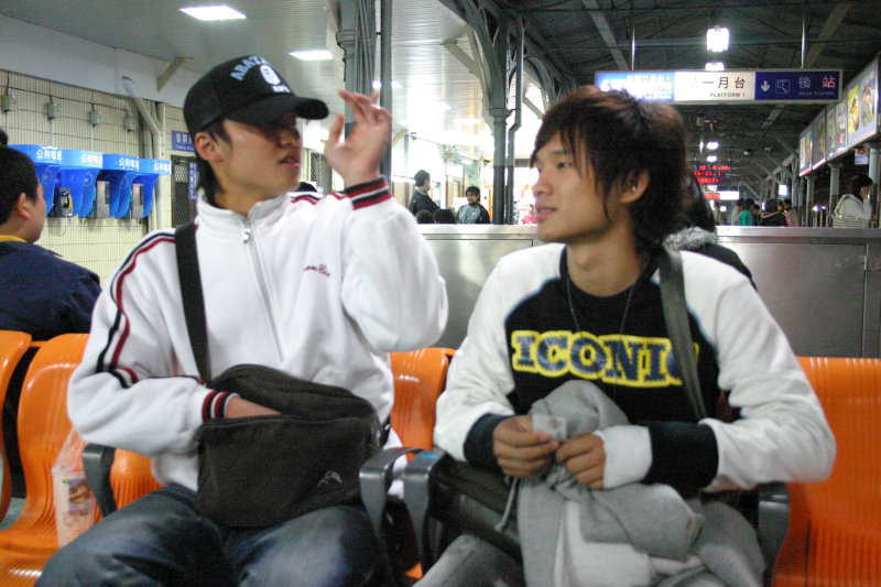 月台交談旅客邀請20061216台中火車站台灣鐵路旅遊攝影