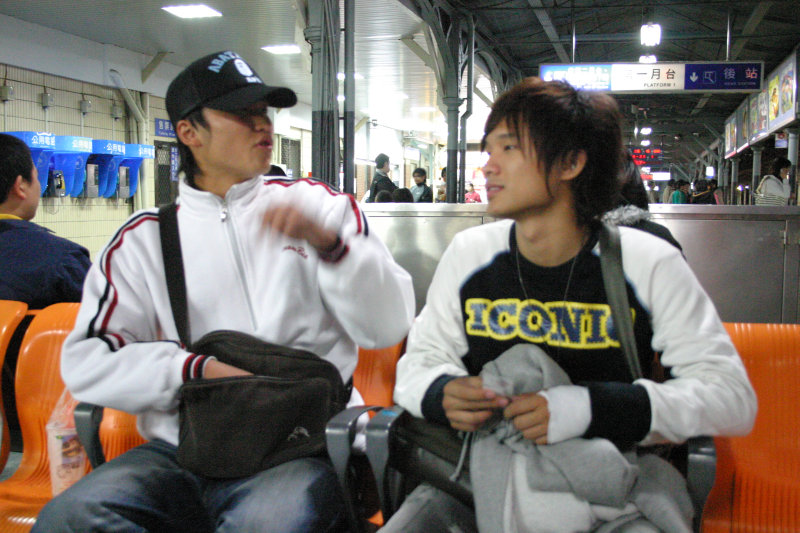 月台交談旅客邀請20061216台中火車站台灣鐵路旅遊攝影