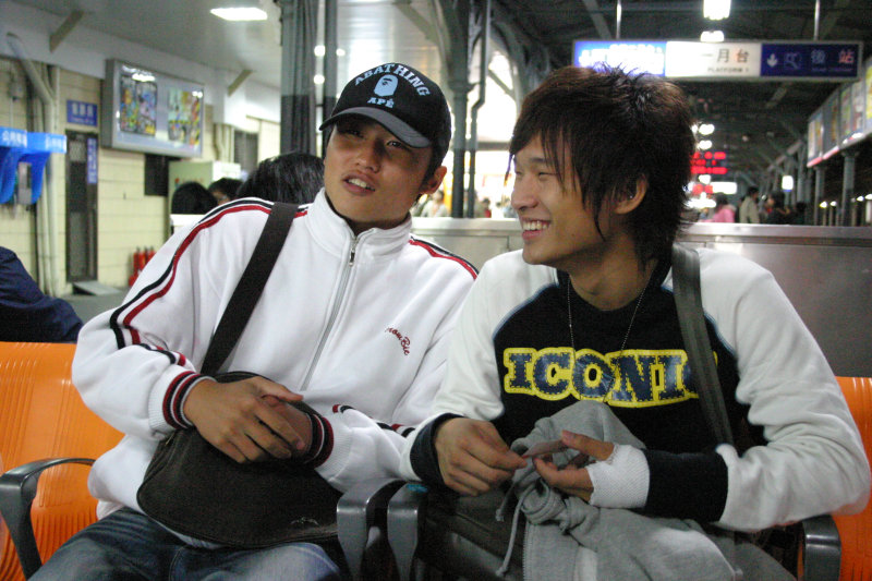 月台交談旅客邀請20061216台中火車站台灣鐵路旅遊攝影