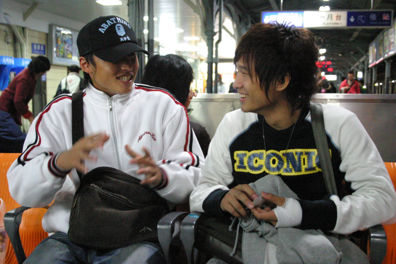 月台交談旅客邀請20061216台中火車站台灣鐵路旅遊攝影