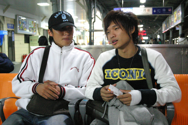 月台交談旅客邀請20061216台中火車站台灣鐵路旅遊攝影