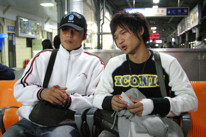 月台交談旅客邀請20061216台中火車站台灣鐵路旅遊攝影