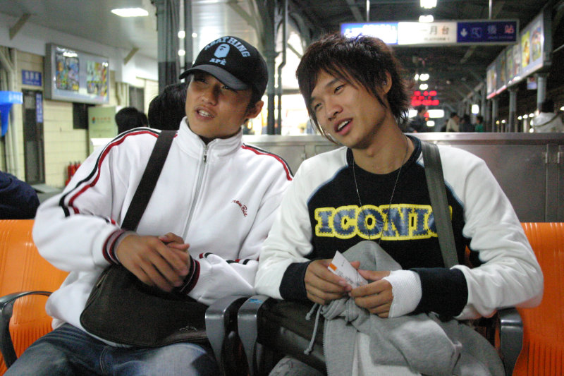 月台交談旅客邀請20061216台中火車站台灣鐵路旅遊攝影