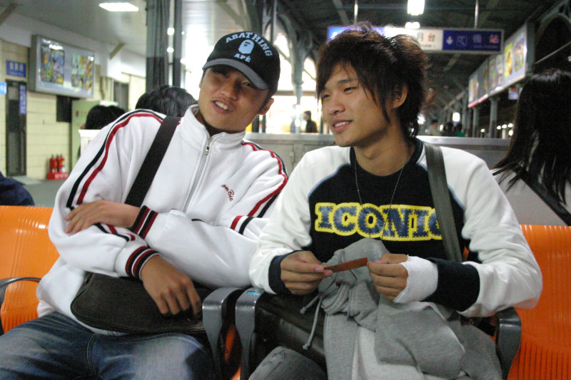 月台交談旅客邀請20061216台中火車站台灣鐵路旅遊攝影