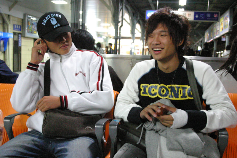 月台交談旅客邀請20061216台中火車站台灣鐵路旅遊攝影