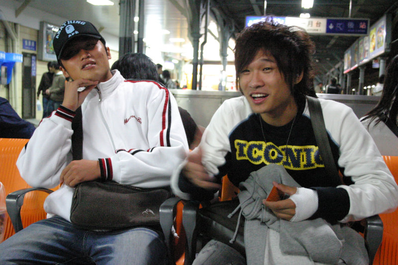 月台交談旅客邀請20061216台中火車站台灣鐵路旅遊攝影