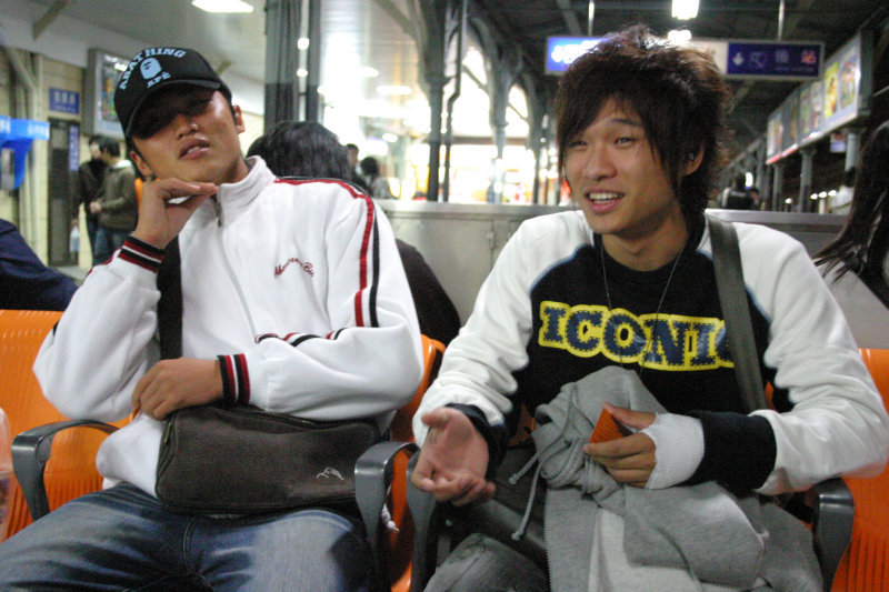 月台交談旅客邀請20061216台中火車站台灣鐵路旅遊攝影