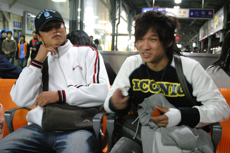 月台交談旅客邀請20061216台中火車站台灣鐵路旅遊攝影