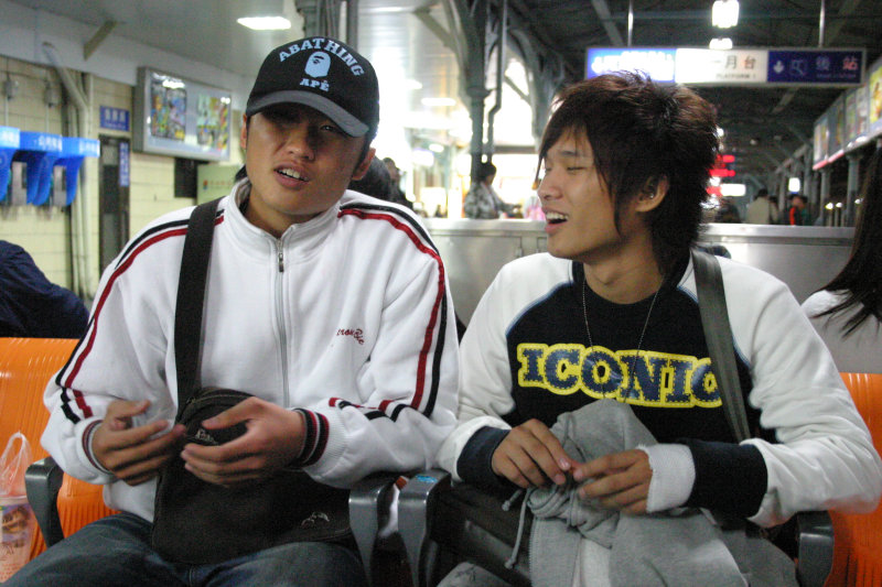 月台交談旅客邀請20061216台中火車站台灣鐵路旅遊攝影