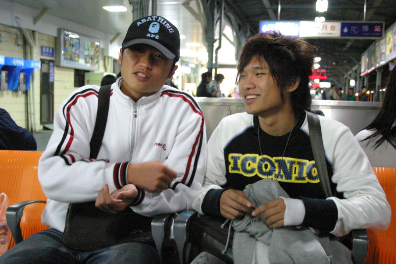 月台交談旅客邀請20061216台中火車站台灣鐵路旅遊攝影