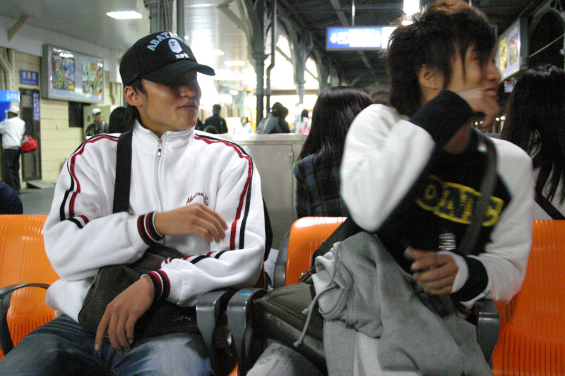 月台交談旅客邀請20061216台中火車站台灣鐵路旅遊攝影