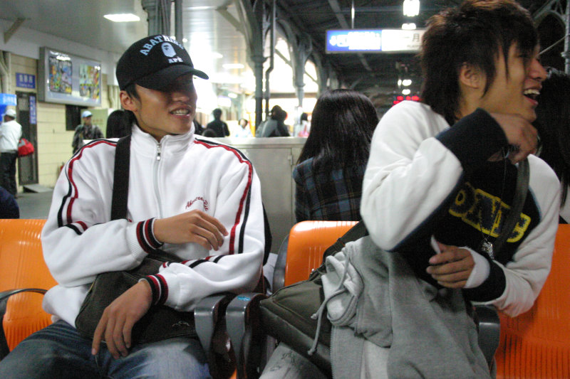 月台交談旅客邀請20061216台中火車站台灣鐵路旅遊攝影