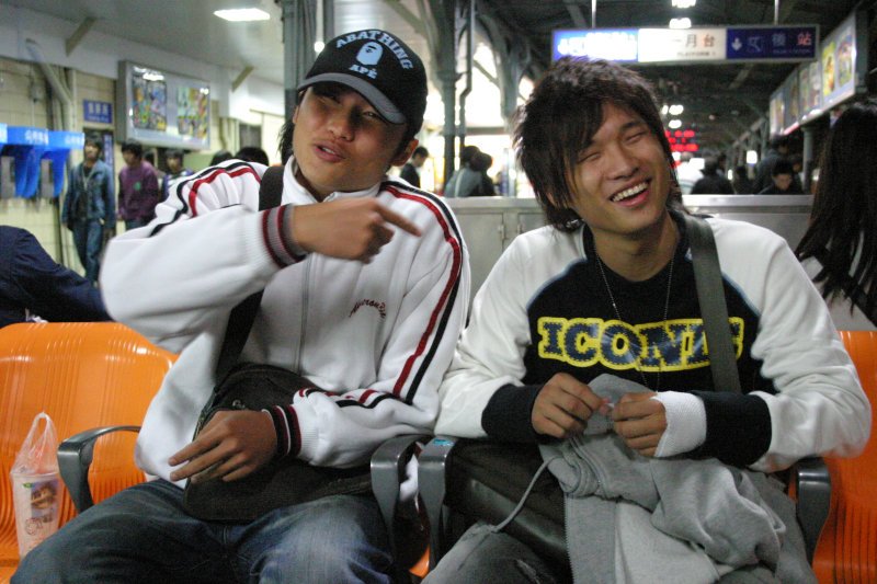 月台交談旅客邀請20061216台中火車站台灣鐵路旅遊攝影