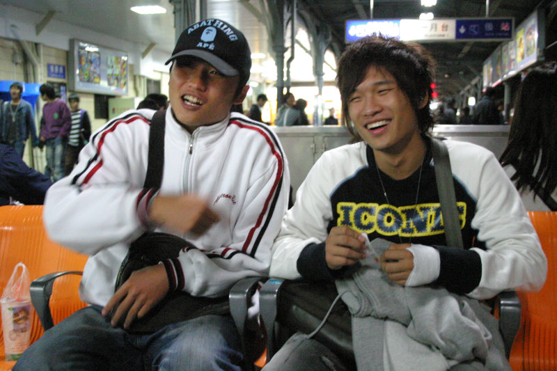 月台交談旅客邀請20061216台中火車站台灣鐵路旅遊攝影