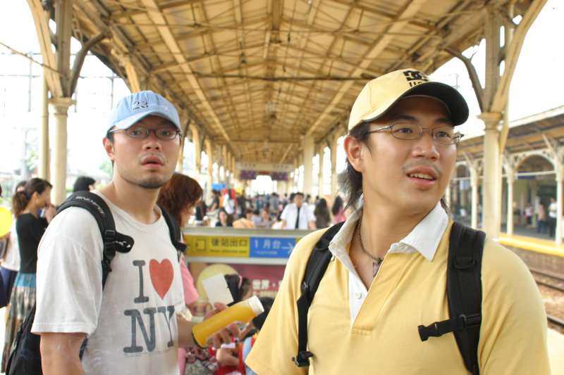 月台交談的旅客2005台中火車站台灣鐵路旅遊攝影