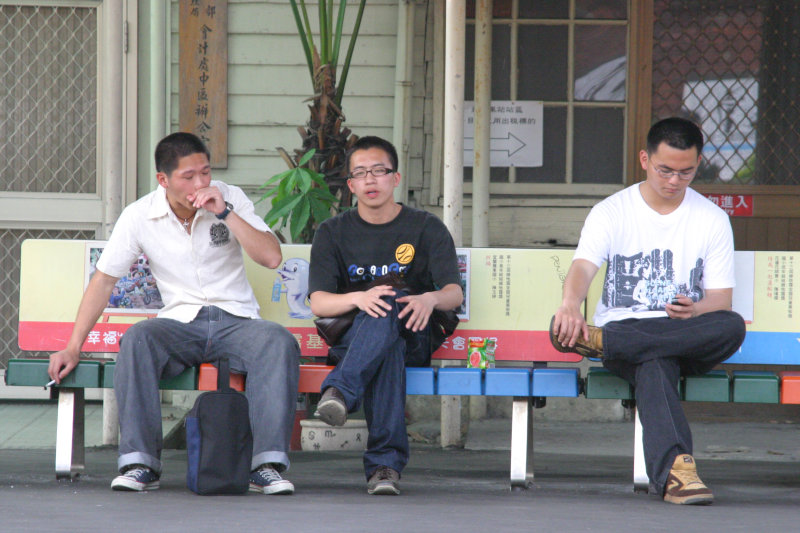 月台交談的旅客2005台中火車站台灣鐵路旅遊攝影