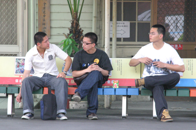 月台交談的旅客2005台中火車站台灣鐵路旅遊攝影