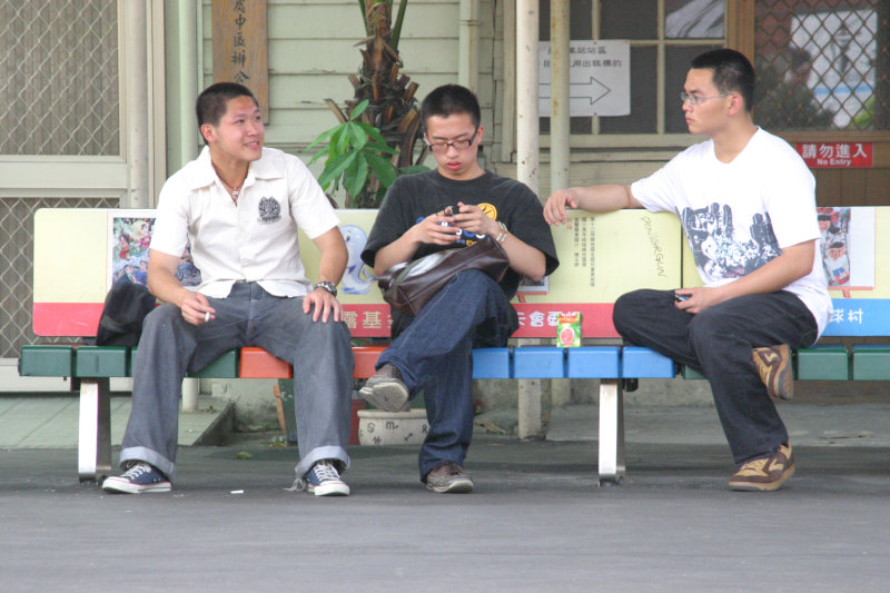 月台交談的旅客2005台中火車站台灣鐵路旅遊攝影