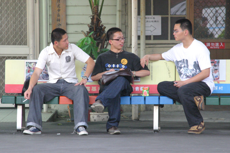 月台交談的旅客2005台中火車站台灣鐵路旅遊攝影