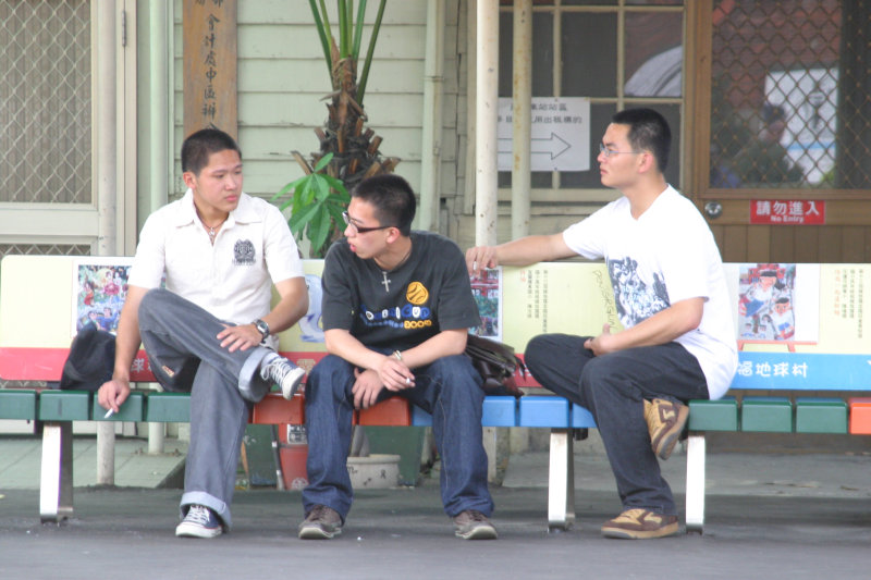 月台交談的旅客2005台中火車站台灣鐵路旅遊攝影