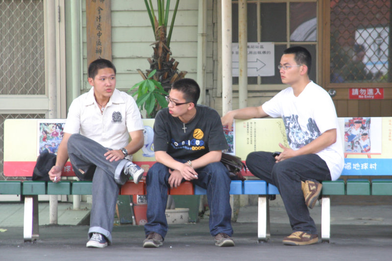 月台交談的旅客2005台中火車站台灣鐵路旅遊攝影