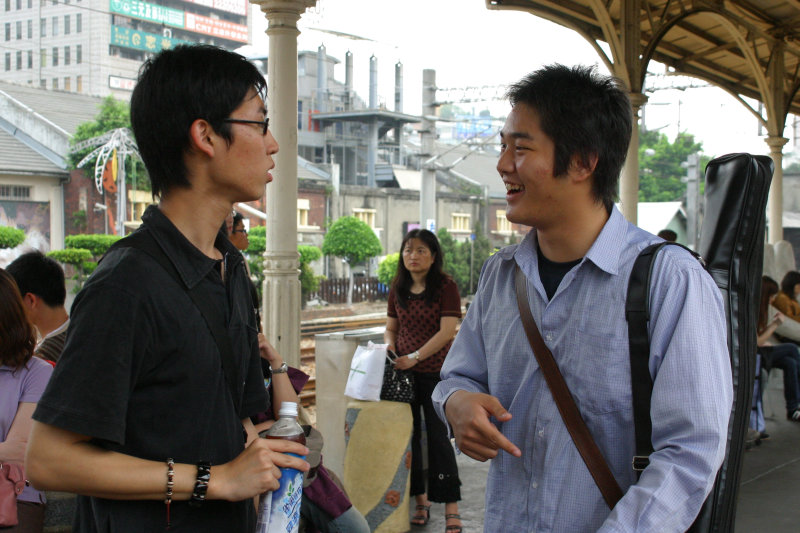 月台交談的旅客2005台中火車站台灣鐵路旅遊攝影