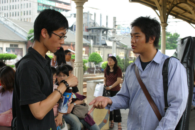 月台交談的旅客2005台中火車站台灣鐵路旅遊攝影