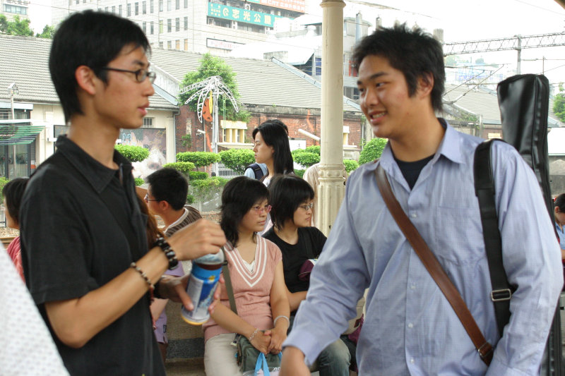 月台交談的旅客2005台中火車站台灣鐵路旅遊攝影