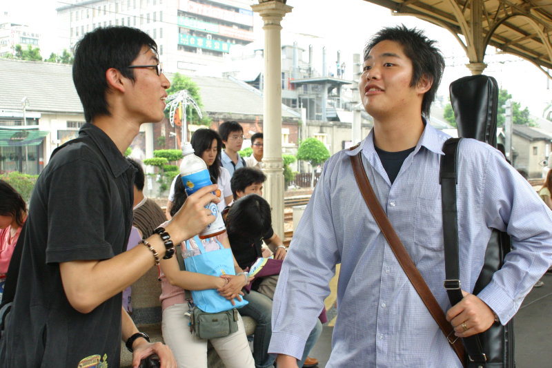 月台交談的旅客2005台中火車站台灣鐵路旅遊攝影