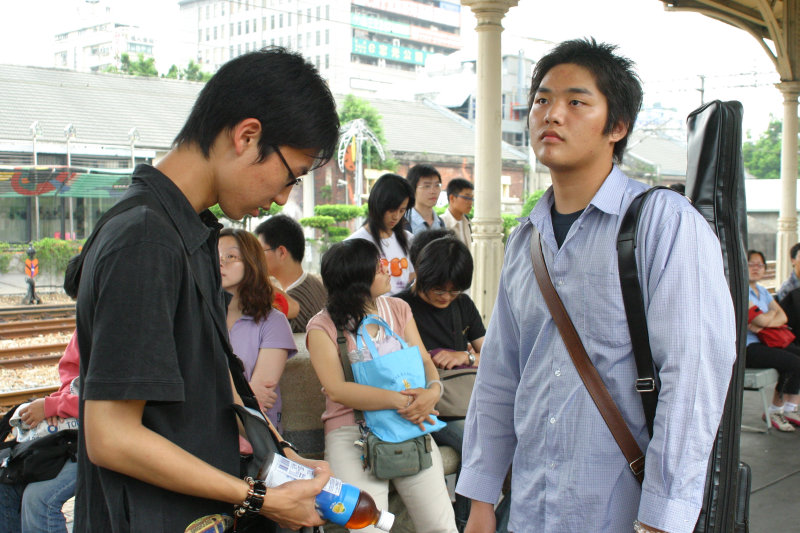 月台交談的旅客2005台中火車站台灣鐵路旅遊攝影