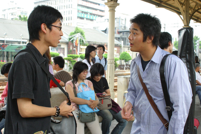 月台交談的旅客2005台中火車站台灣鐵路旅遊攝影