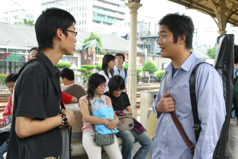 月台交談的旅客2005台中火車站台灣鐵路旅遊攝影