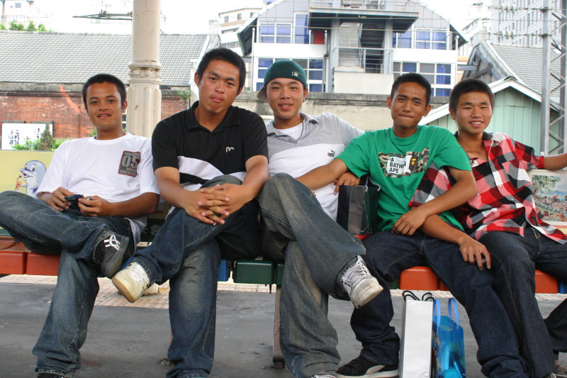 月台交談的旅客2005台中火車站台灣鐵路旅遊攝影